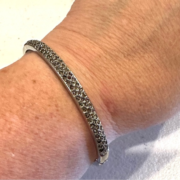New Bracelet- made with Swarovski elements/ crystals- silver hinged bangle - Picture 5 of 15